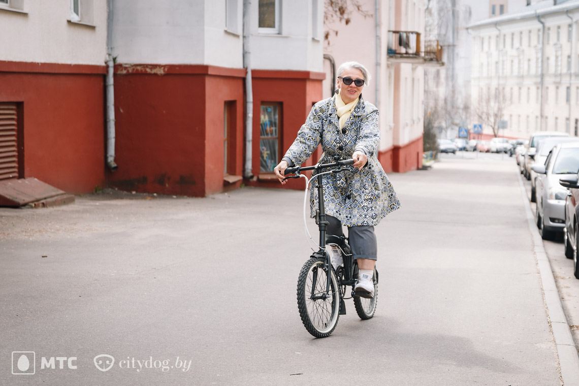 Женщина на велосипеде.